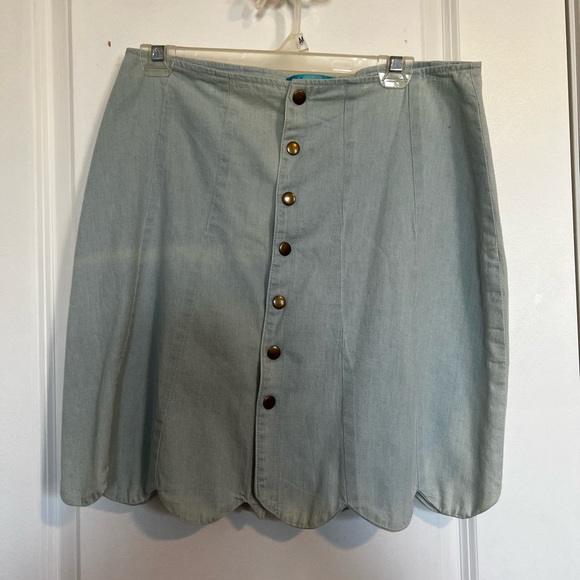 NWOT Francesca’s Cute Denim Button Scallop Skirt - Picture 1 of 4